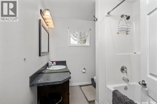 441 6Th Street E, Prince Albert, SK - Indoor Photo Showing Bathroom