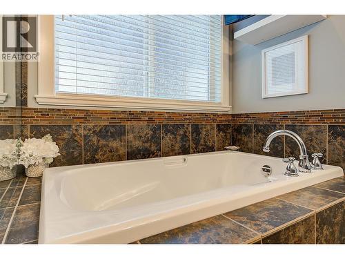 2423 Paramount Drive, West Kelowna, BC - Indoor Photo Showing Bathroom