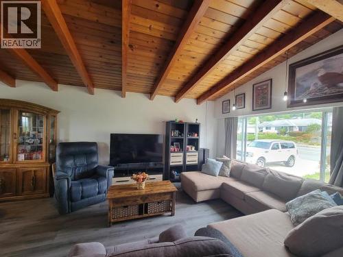 4029 Joyce Ave, Powell River, BC - Indoor Photo Showing Living Room