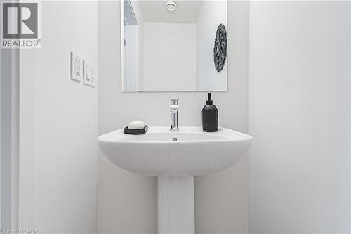 Bathroom with a sink - 1121 Cooke Boulevard Unit# 13, Burlington, ON - Indoor Photo Showing Bathroom
