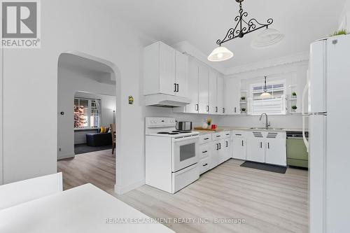 157 East 5Th Street, Hamilton, ON - Indoor Photo Showing Kitchen