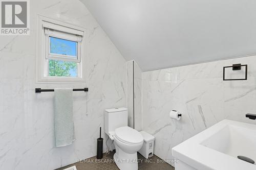 157 East 5Th Street, Hamilton, ON - Indoor Photo Showing Bathroom