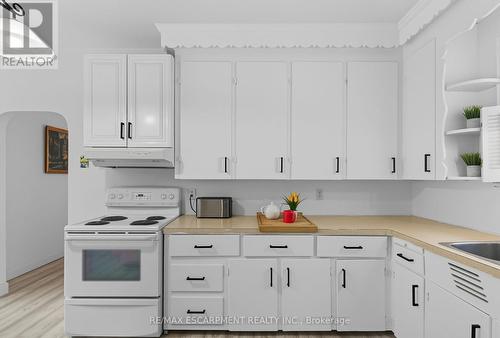 157 East 5Th Street, Hamilton, ON - Indoor Photo Showing Kitchen