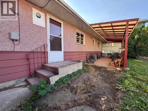 824 Grenfell Avenue, Kelowna, BC - Outdoor With Exterior