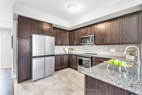 215 Walker Boulevard, New Tecumseth, ON - Indoor Photo Showing Kitchen With Upgraded Kitchen