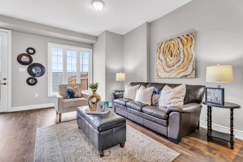 215 Walker Boulevard, New Tecumseth, ON - Indoor Photo Showing Living Room
