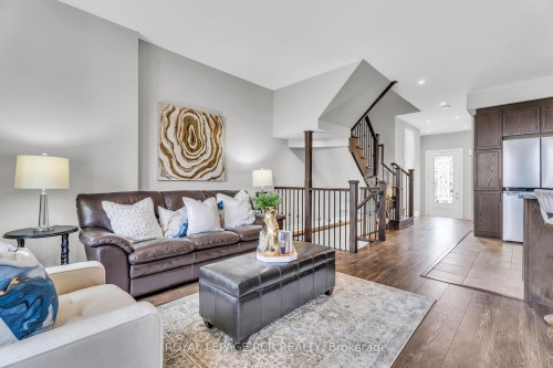 215 Walker Boulevard, New Tecumseth, ON - Indoor Photo Showing Living Room