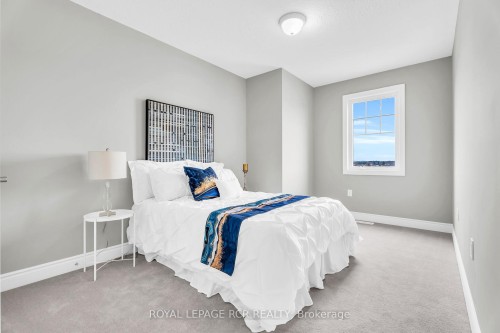 215 Walker Boulevard, New Tecumseth, ON - Indoor Photo Showing Bedroom