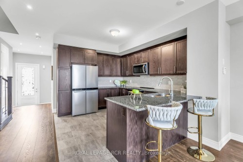 215 Walker Boulevard, New Tecumseth, ON - Indoor Photo Showing Kitchen With Upgraded Kitchen