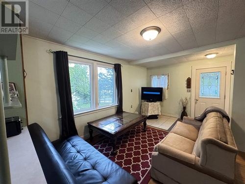 18 Hillcrest Ave, Wawa, ON - Indoor Photo Showing Living Room