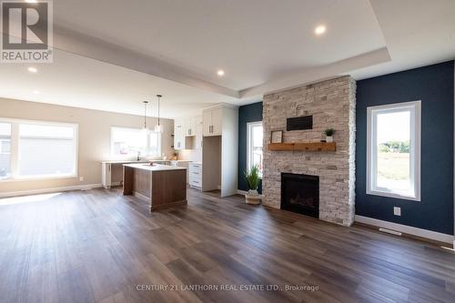 60 Hastings Park Drive, Belleville (Belleville Ward), ON - Indoor Photo Showing Living Room With Fireplace