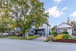 18 INNISDALE DRIVE  Toronto, ON M1R 1C3