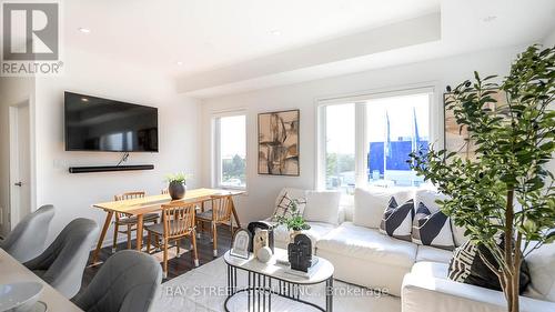 268 - 150 Honeycrisp Crescent, Vaughan, ON - Indoor Photo Showing Living Room