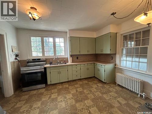 1402 2Nd Street, Estevan, SK - Indoor Photo Showing Kitchen With Double Sink