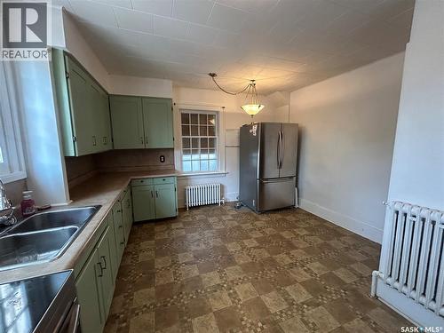 1402 2Nd Street, Estevan, SK - Indoor Photo Showing Kitchen With Double Sink