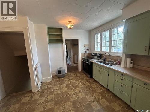 1402 2Nd Street, Estevan, SK - Indoor Photo Showing Kitchen With Double Sink