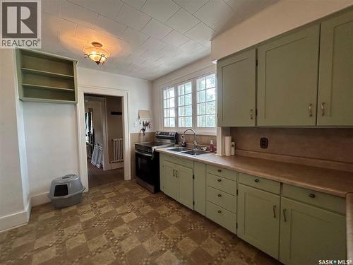 1402 2Nd Street, Estevan, SK - Indoor Photo Showing Kitchen With Double Sink
