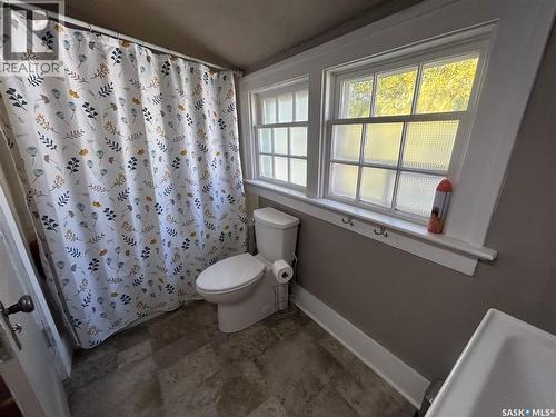 1402 2Nd Street, Estevan, SK - Indoor Photo Showing Bathroom