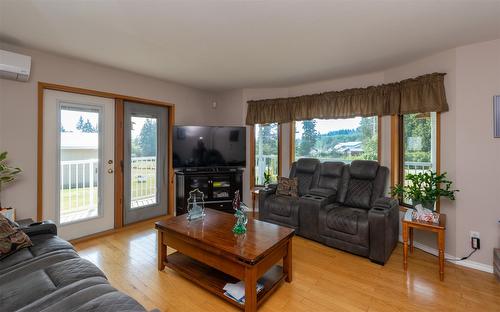 102 Kault Hill Road, Salmon Arm, BC - Indoor Photo Showing Living Room