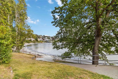 4-1827 Fairfield Rd, Victoria, BC 