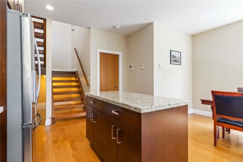 4-1827 Fairfield Rd, Victoria, BC 