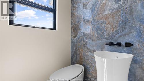25 Harmony Court, Lasalle, ON - Indoor Photo Showing Bathroom