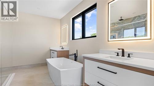 25 Harmony Court, Lasalle, ON - Indoor Photo Showing Bathroom