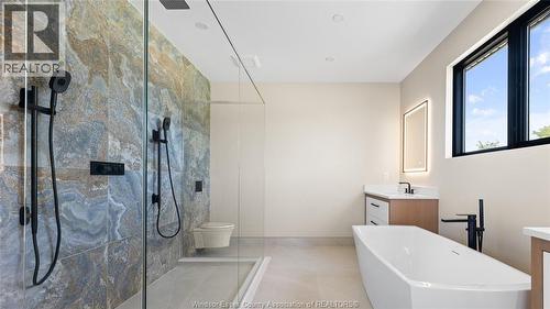 25 Harmony Court, Lasalle, ON - Indoor Photo Showing Bathroom