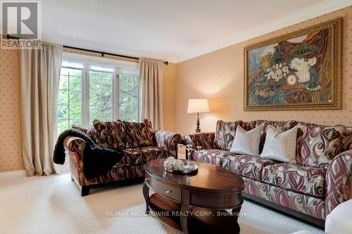 6365 Breckenridge Place, Burlington, ON - Indoor Photo Showing Living Room