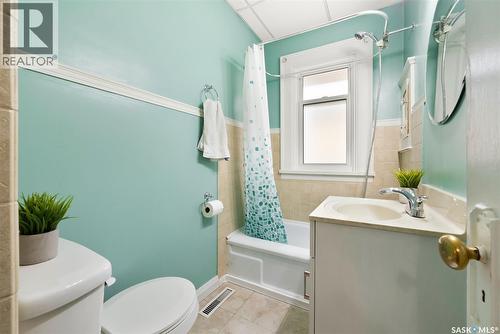 2054 Pasqua Street, Regina, SK - Indoor Photo Showing Bathroom