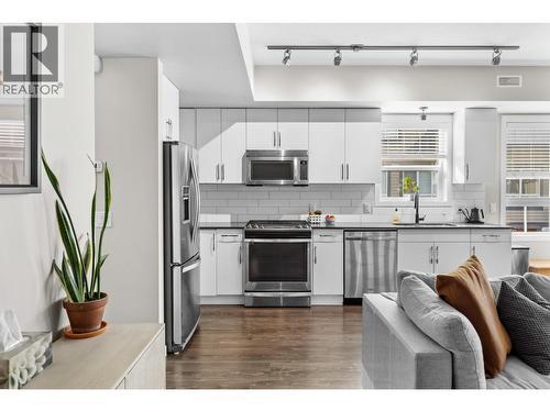 680 Old Meadows Road Unit# 1, Kelowna, BC - Indoor Photo Showing Kitchen With Upgraded Kitchen