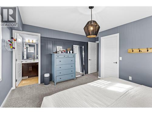 680 Old Meadows Road Unit# 1, Kelowna, BC - Indoor Photo Showing Bedroom