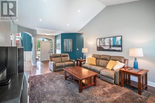 152 Redwood Court, Welland (N. Welland), ON - Indoor Photo Showing Living Room