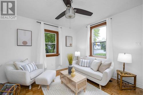 1551 Queen Street E, Caledon, ON - Indoor Photo Showing Living Room