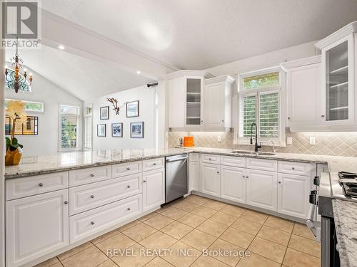 333 Milla Court, Waterloo, ON - Indoor Photo Showing Kitchen With Upgraded Kitchen