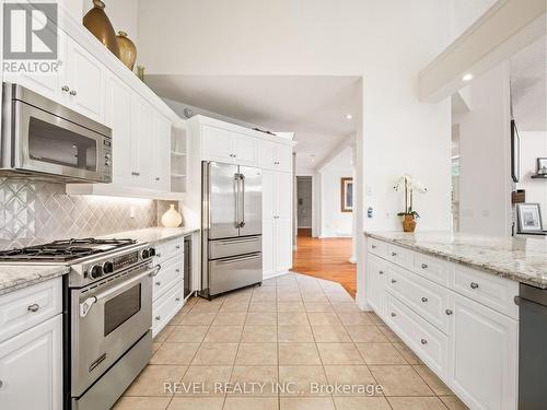 333 Milla Court, Waterloo, ON - Indoor Photo Showing Kitchen With Upgraded Kitchen