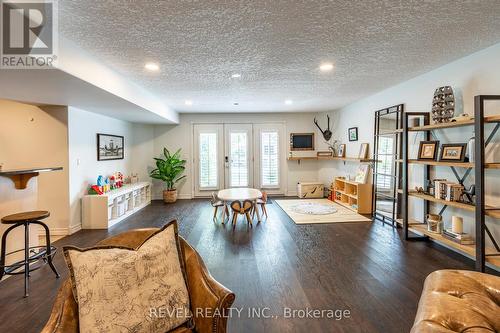333 Milla Court, Waterloo, ON - Indoor Photo Showing Living Room