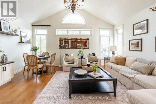 333 Milla Court, Waterloo, ON - Indoor Photo Showing Living Room