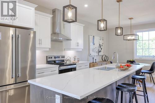 13 - 19 Anderson Street, Woodstock (Woodstock - South), ON - Indoor Photo Showing Kitchen With Double Sink With Upgraded Kitchen