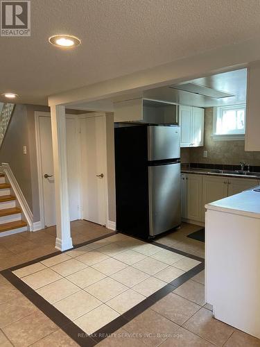 10 Chatsworth Drive, Brampton, ON - Indoor Photo Showing Kitchen