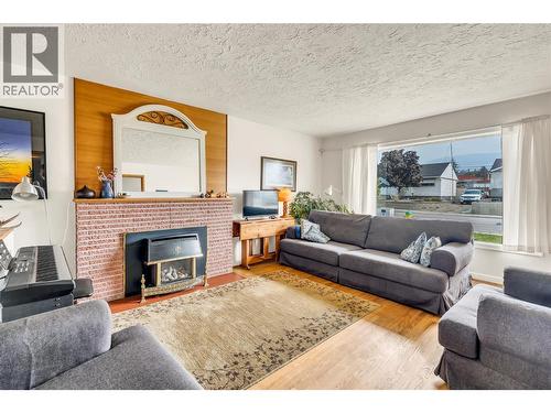 1467 Manitoba Street, Penticton, BC - Indoor Photo Showing Living Room With Fireplace