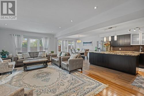 6558 Montrose Road, Niagara Falls (West Wood), ON - Indoor Photo Showing Living Room