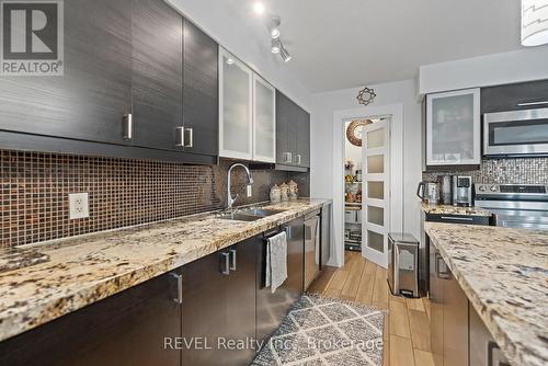 6558 Montrose Road, Niagara Falls (West Wood), ON - Indoor Photo Showing Kitchen With Double Sink With Upgraded Kitchen