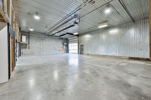 Warehouse - 250 Rue Industrielle, Saint-Roch-De-L'Achigan, QC - Indoor Photo Showing Garage