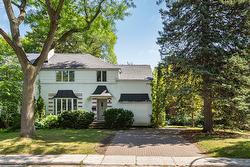84 Av. Dobie  Mont-Royal, QC H3P 1S2