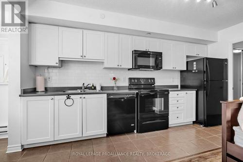 4A - 121 Queen Street, Kingston (East Of Sir John A. Blvd), ON - Indoor Photo Showing Kitchen With Double Sink