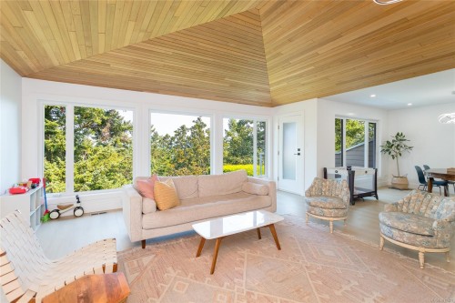 109-2829 Arbutus Rd, Saanich, BC 