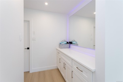 109-2829 Arbutus Rd, Saanich, BC 