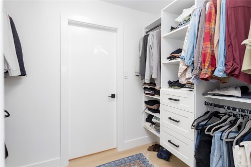 109-2829 Arbutus Rd, Saanich, BC 