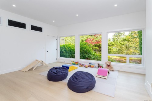 109-2829 Arbutus Rd, Saanich, BC 